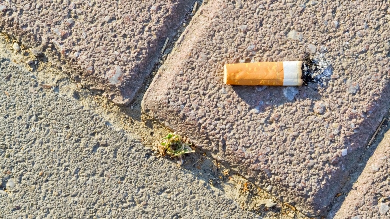 Weggeworfene Zigaretten sind ein Problem