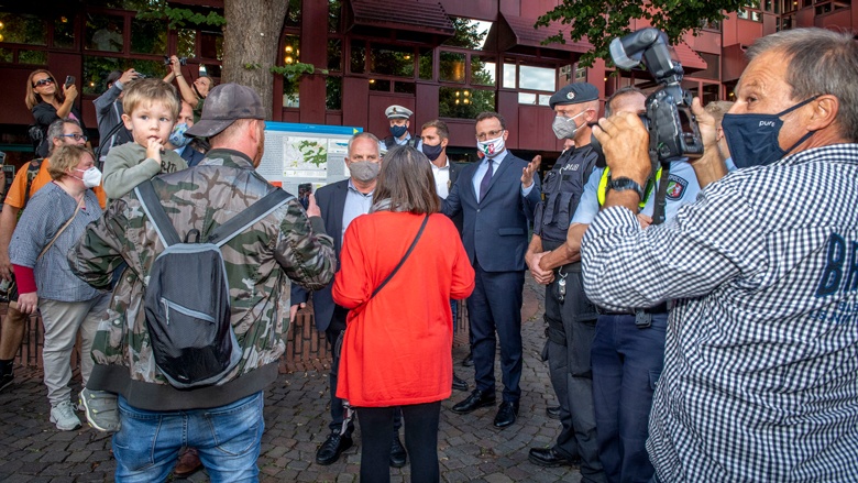Jens Spahn sucht das Gespräch, wird aber nur beschimpft