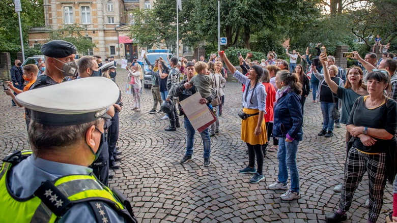 Rund 150 Demonstranten, darunter viele Kinder, protestierten vor dem Löwen