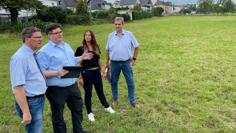Wolfgang Kaiser, Christian Buchen und Caroline Bosbach zeigen Landrat Stephan Santelmann die Fläche