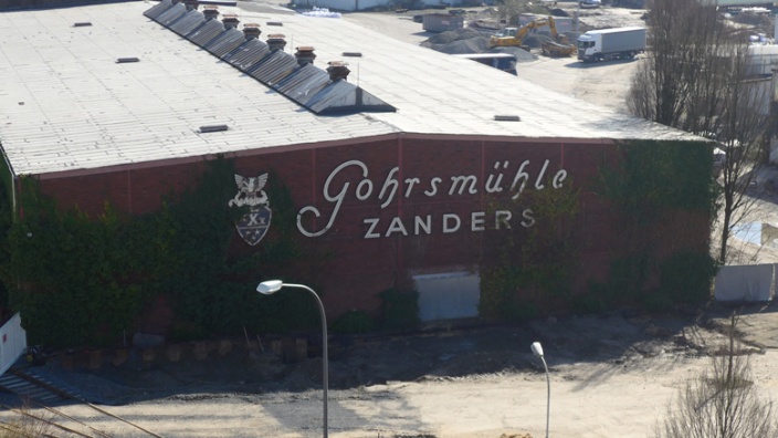 Gohrsmühle-Zanders-Schriftzug an einer alten Halle